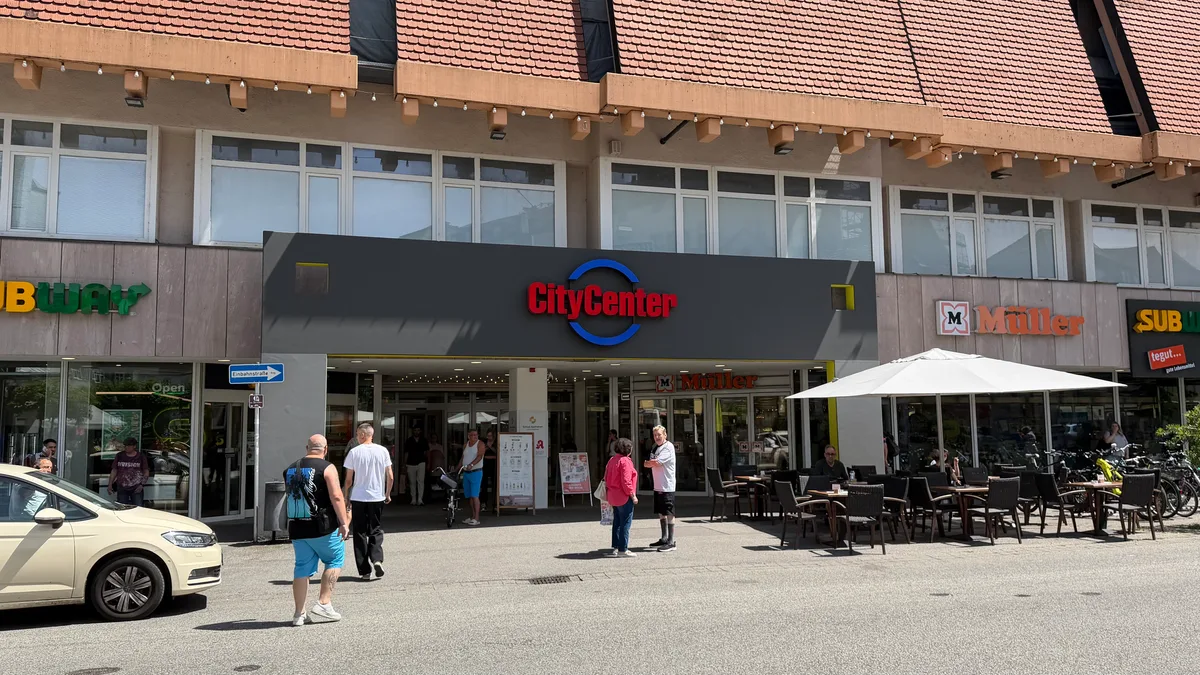Blick auf ein Einkaufscenter.